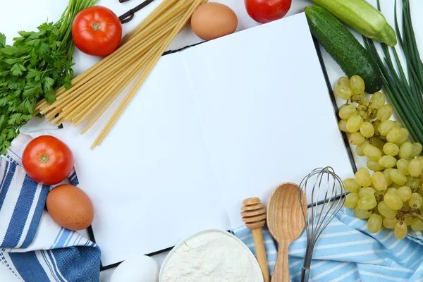 Concepto de cocina. Abarrotes con libro de cocina vacío de cerca —  Fotos de Stock