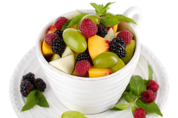 Ensalada de frutas en taza aislada en blanco — Foto de Stock