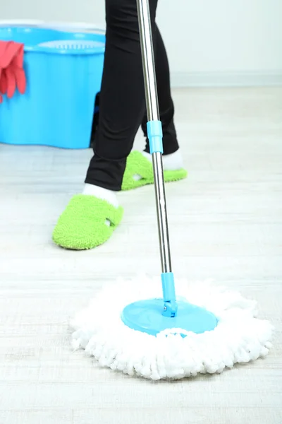 Mopping piso en casa primer plano —  Fotos de Stock