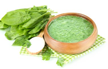 Lezzetli ıspanak çorbası, beyaz üzerine izole.