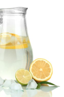 kireç, limon ve beyaz izole sürahi buz soğuk su