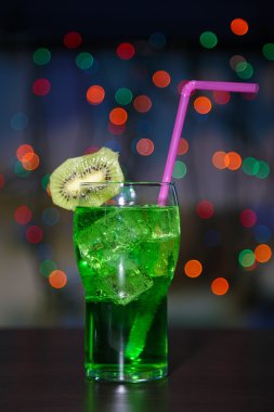 parlak zemin üzerine lezzetli kokteyl