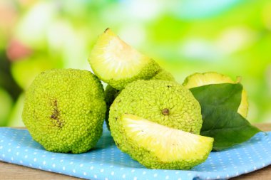 Osage turuncu meyve sepeti, doğa zemin üzerine ahşap masa üzerinde (maclura pomifera)