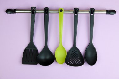 Plastik mutfak eşyaları Lila zemin üzerine gümüş kanca üzerinde