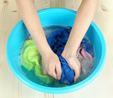 el ahşap masa yakın çekim üzerinde plastik kapta yıkama