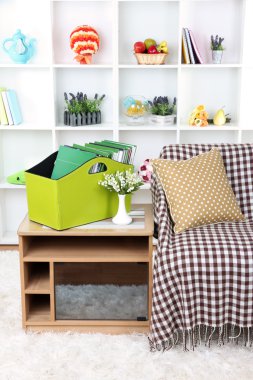 dergi ve başucundaki odasında yeşil kutusundaki klasörler