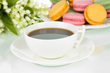 kahve ve üzerinde beyaz izole macaroons