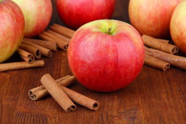 Tarçın rengi ahşap zemin ile olgun elma ile