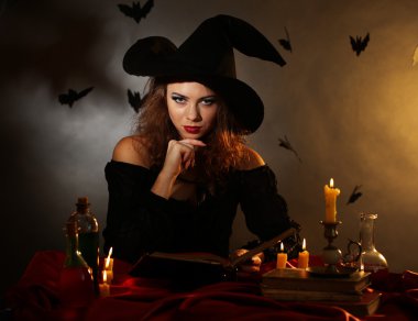 koyu arka plan üzerinde Halloween cadı