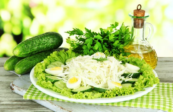 Yumurta, lahana ve salatalık ahşap masa üstünde lezzetli salata — Stok fotoğraf