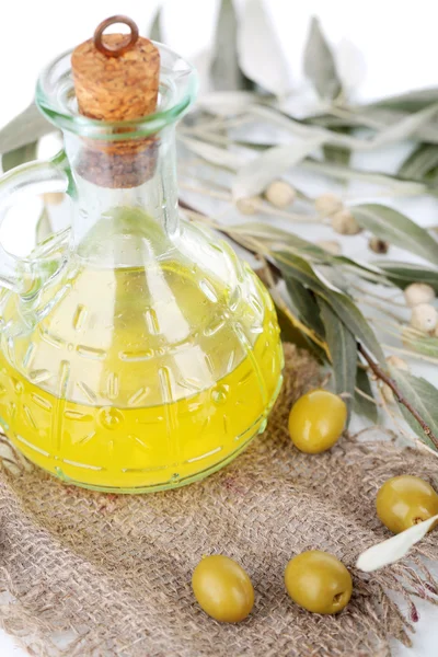 Oliwy z oliwek i gałęzi na worze z bliska — Zdjęcie stockowe