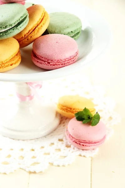 Macaron delicati in vaso sul tavolo primo piano — Foto Stock