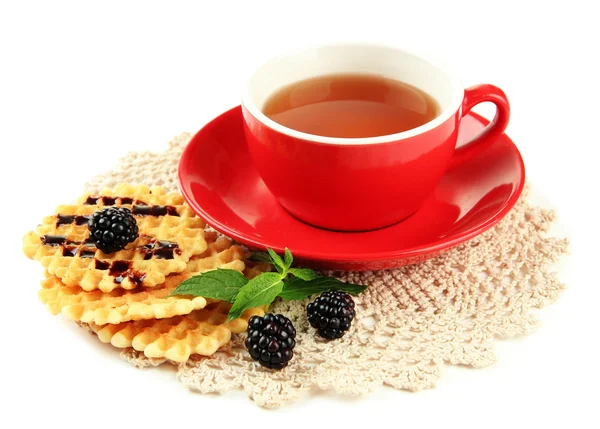 Filiżanka herbaty z plików cookie a blackberry na białym tle — Zdjęcie stockowe