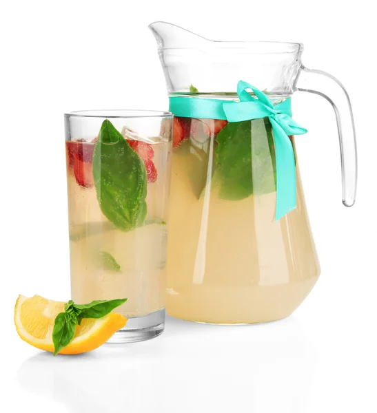 Çilek, limonata fesleğen izole üzerine beyaz — Stok fotoğraf