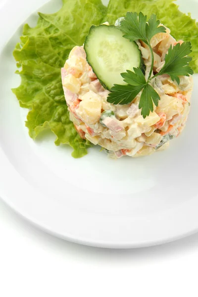 Traditioneller russischer Salat Olivier, isoliert auf weiß — Stockfoto