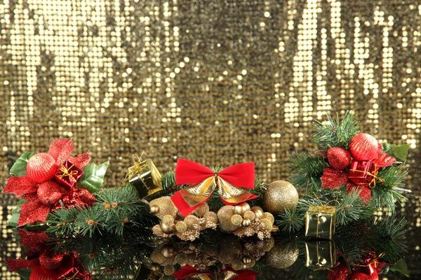 Zusammensetzung der Weihnachtsdekoration auf goldenem Hintergrund — Stockfoto