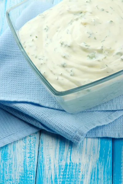 La crema agria en la escudilla a la mesa el primer plano — Foto de Stock