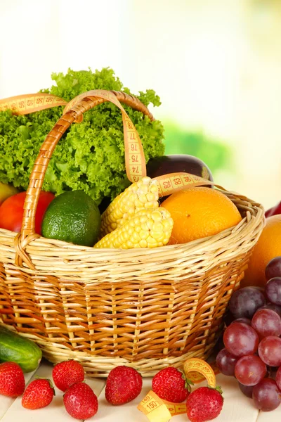 Verduras frescas en la mesa sobre fondo claro —  Fotos de Stock