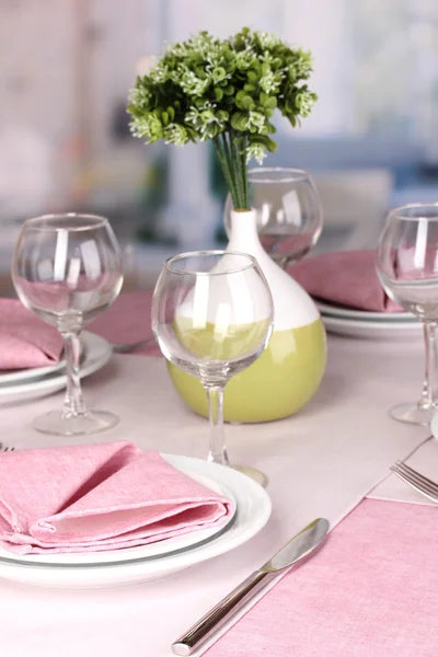 Elegant table setting in restaurant — Stock Photo, Image