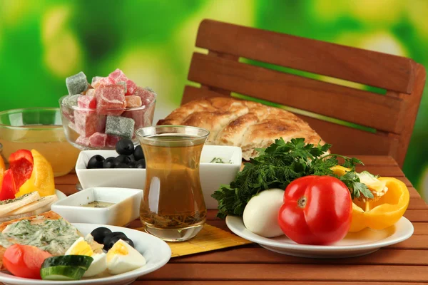 Tradycyjne tureckie śniadanie na stole na jasnym tle — Stockfoto