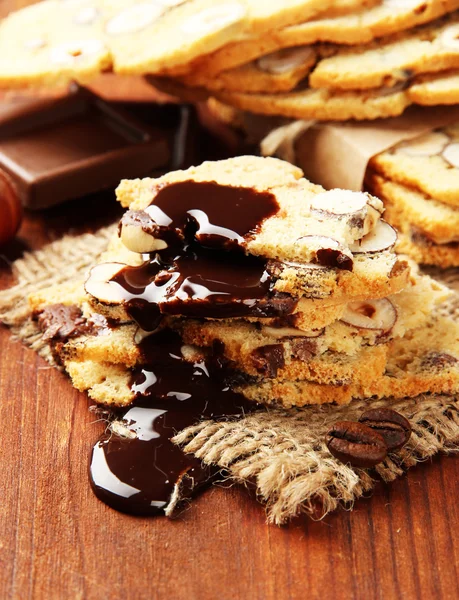 Kekse mit Nüssen, auf Holzgrund — Stockfoto