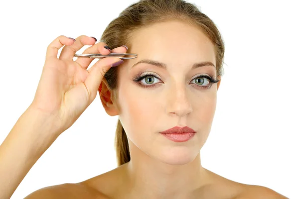 Mujer joven arrancando cejas aisladas en blanco — Foto de Stock