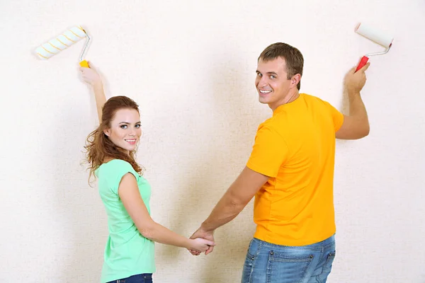 Jeune couple en rénovation dans une maison neuve — Photo