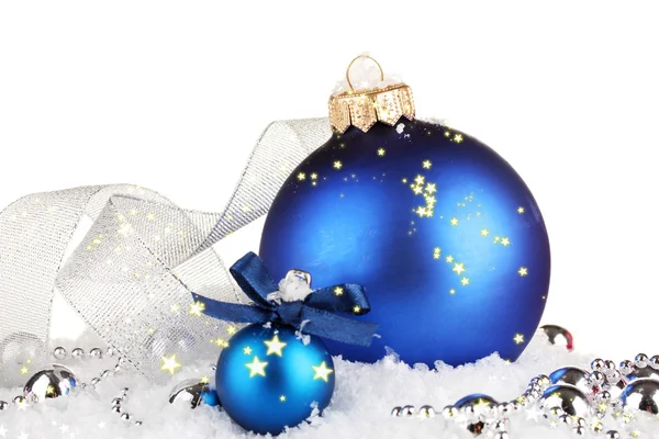 Bellissime palline di Natale blu sulla neve, isolate su bianco — Foto Stock