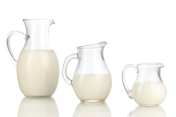 Milch in Krügen isoliert auf weiß — Stockfoto