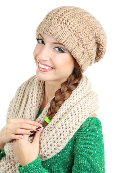 Belle fille souriante en tricot chaud écharpe et chapeau isolé sur blanc — Photo