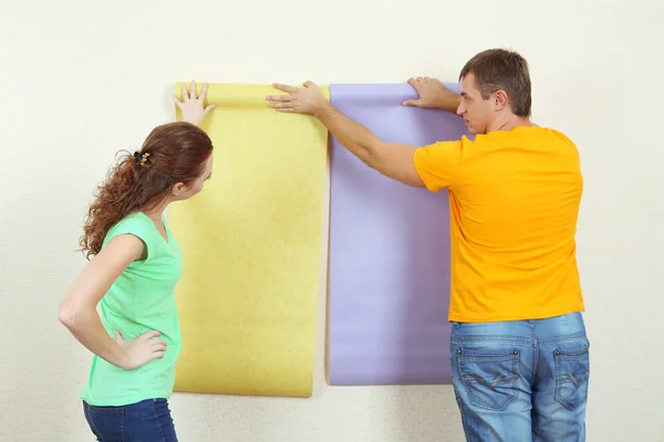 Pareja joven haciendo renovación en casa nueva —  Fotos de Stock