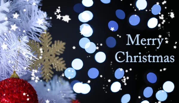 明るい背景上に白いクリスマス ツリー — ストック写真
