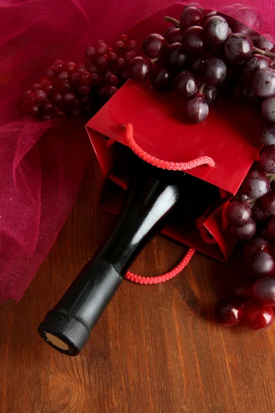 Geschenkdoos met wijn op houten tafel close-up — Stockfoto