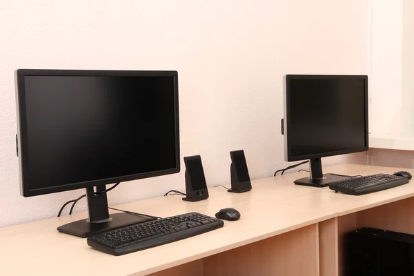 Computers op tabellen in kamer — Stockfoto