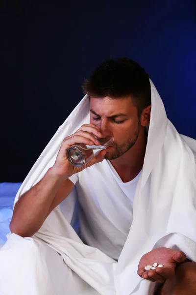 Guapo joven hombre en la cama — Foto de Stock