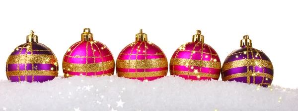 在雪上白色隔离美丽粉色和紫色圣诞球 — 图库照片