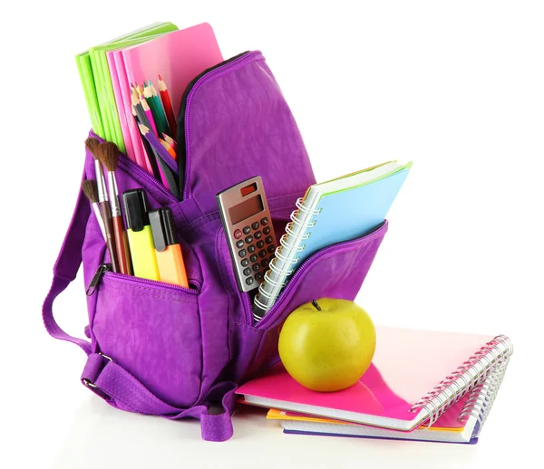 Sac à dos violet avec fournitures scolaires isolé sur blanc — Photo