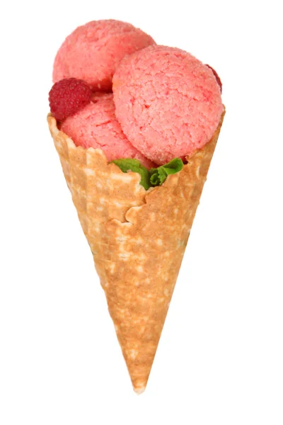 开胃粉红色的冰激淋与华夫蛋筒上白色孤立的薄荷 — 图库照片