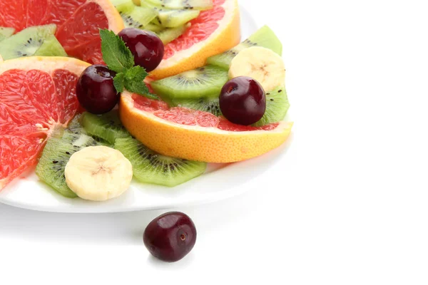 Surtido de frutas en rodajas en plato, aisladas en blanco —  Fotos de Stock