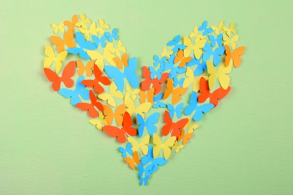 Бумажные бабочки на зеленой стене — стоковое фото