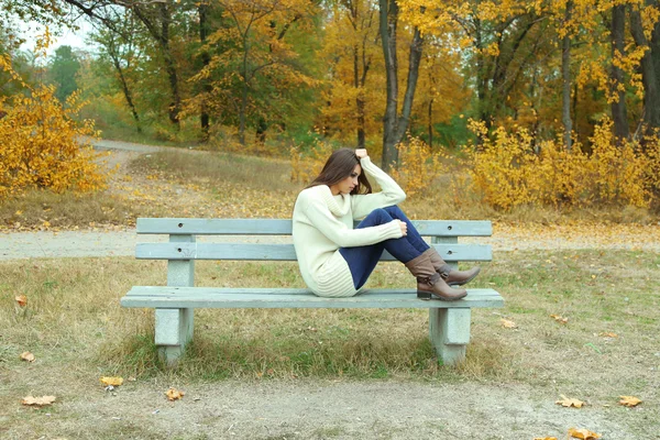 Yalnız kadın parkta bankta — Stok fotoğraf