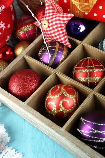 Hermosa composición de Navidad con juguetes de Navidad de cerca —  Fotos de Stock