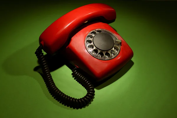 Czerwony telefon retro na tle ciemnego koloru — Zdjęcie stockowe