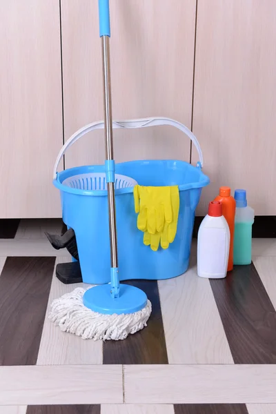 Huis schoonmaken met mop — Stockfoto