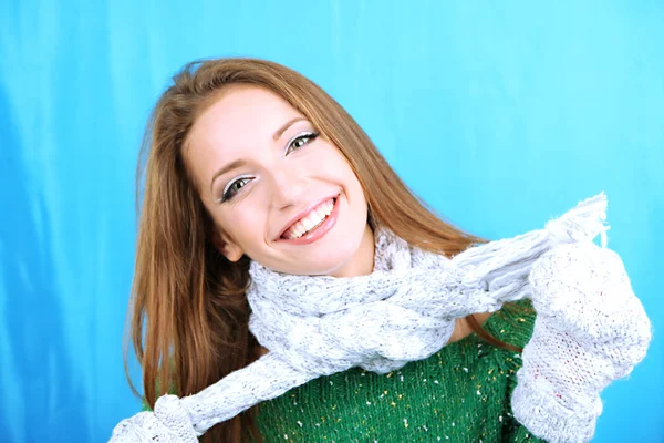 Menina sorridente bonita no fundo azul — Fotografia de Stock