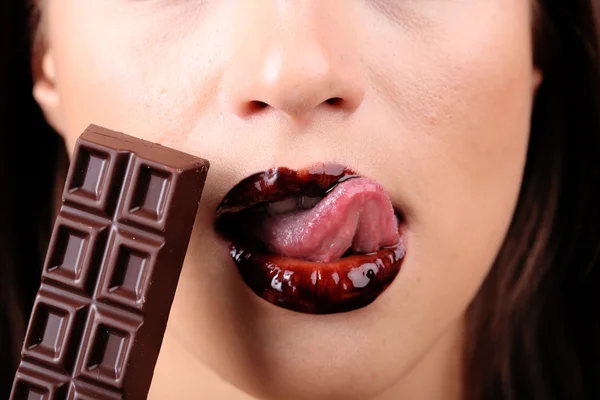 Primer plano de labios femeninos en chocolate —  Fotos de Stock