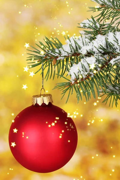 Bola de Navidad en el árbol en amarillo —  Fotos de Stock