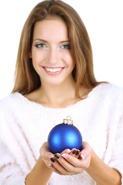 Улыбающаяся девочка с рождественской игрушкой на белом — стоковое фото