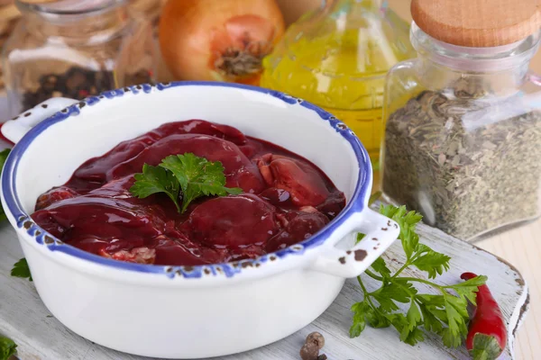 Baharat ve soslar üzerinde ahşap masa yakın çekim ile tavada pişmemiş karaciğer — Stok fotoğraf