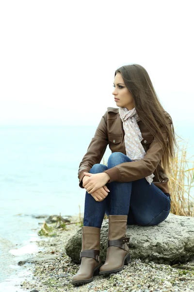 Retrato de una joven mujer seria cerca del río — Foto de Stock